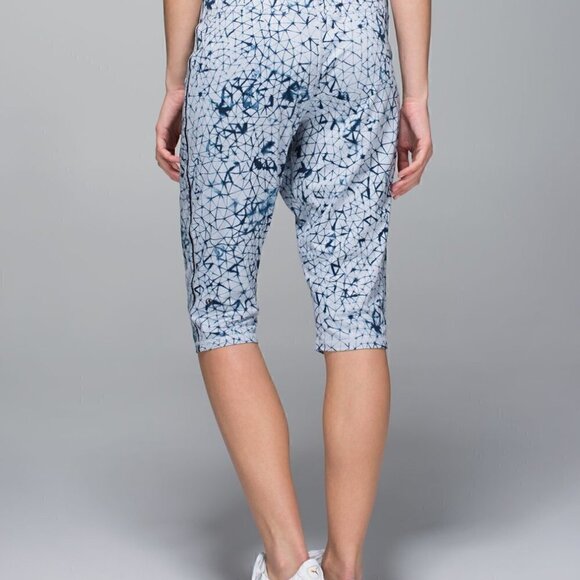 Lululemon Retreat Yogi Crop - Picture 4 of 12